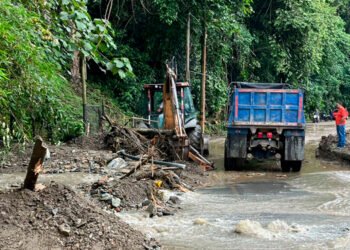 Maquinaria del gobierno departamental apoya la emergencia en el Cañón del Combeima