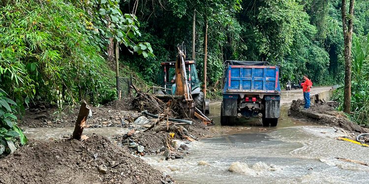 Maquinaria del gobierno departamental apoya la emergencia en el Cañón del Combeima
