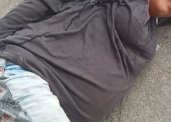 Mujer estaba dando a luz a su hijo en plena vía pública de Flandes