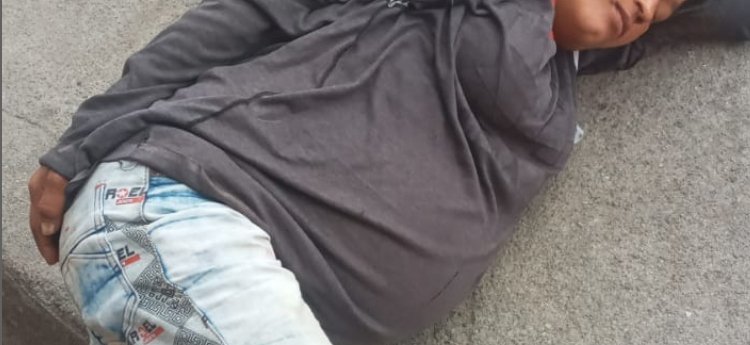 Mujer estaba dando a luz a su hijo en plena vía pública de Flandes