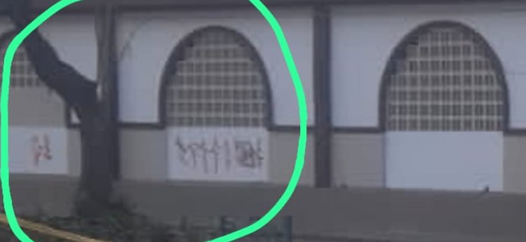 Solo tres días duró la pintura de la fachada de la plaza del Jardín, ya la vandalizaron