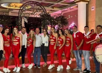 Tapa Roja el anfitrión de las fiestas, celebró su día premiando a meseros, bandas norteñas y visitando centros comerciales.