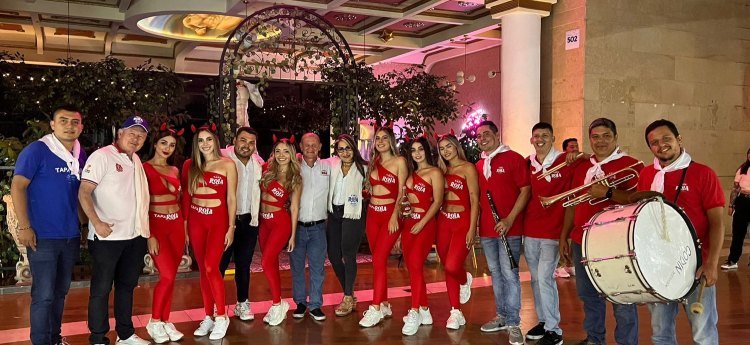 Tapa Roja el anfitrión de las fiestas, celebró su día premiando a meseros, bandas norteñas y visitando centros comerciales.