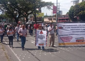 Poca convocatoria en protesta de colectivo de busetas
