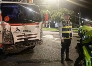 Los conductores imprudentes siguen haciendo de las suyas y tumbando semáforos