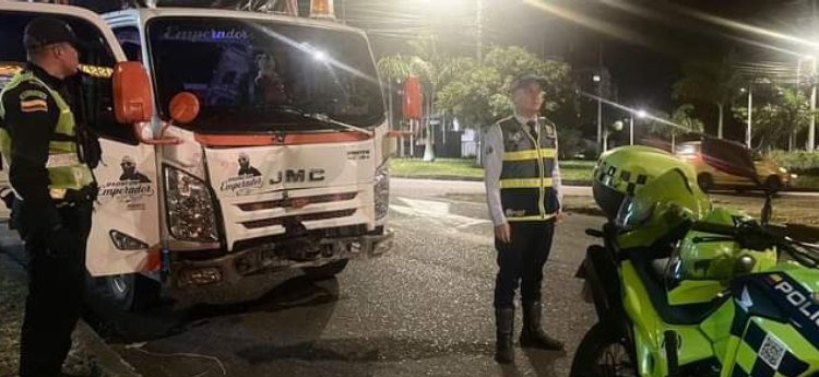 Los conductores imprudentes siguen haciendo de las suyas y tumbando semáforos