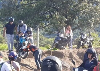 Por barrancos y andenes motociclistas se exponen para poder llegar a su destino