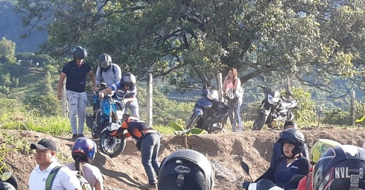 Por barrancos y andenes motociclistas se exponen para poder llegar a su destino