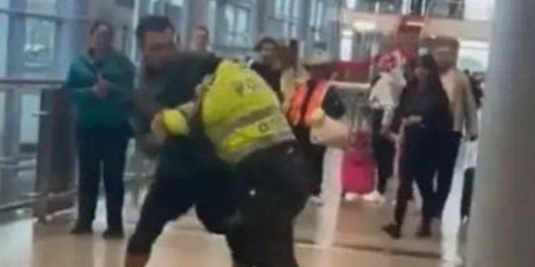 Extranjero golpeó salvajemente a policía en aeropuerto El Dorado