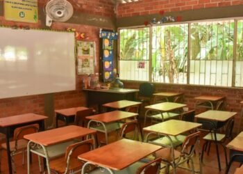 Padres de familia están cansados y piden a transportadores llegar a solución para que sus hijos no pierdan más clases