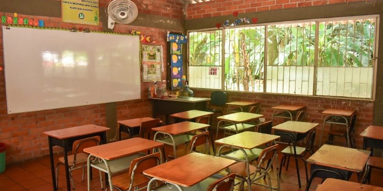 Padres de familia están cansados y piden a transportadores llegar a solución para que sus hijos no pierdan más clases