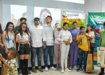 Estudiantes y adultos con discapacidad visual de la Normal Superior  recibieron kits escolares y bastones en Ibagué