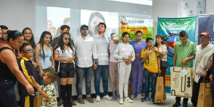 Estudiantes y adultos con discapacidad visual de la Normal Superior recibieron kits escolares y bastones en Ibagué