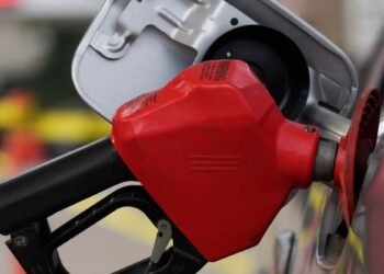 Precio de la gasolina volvió a subir $600 en julio y superó los $13.000 por galón en varias ciudades