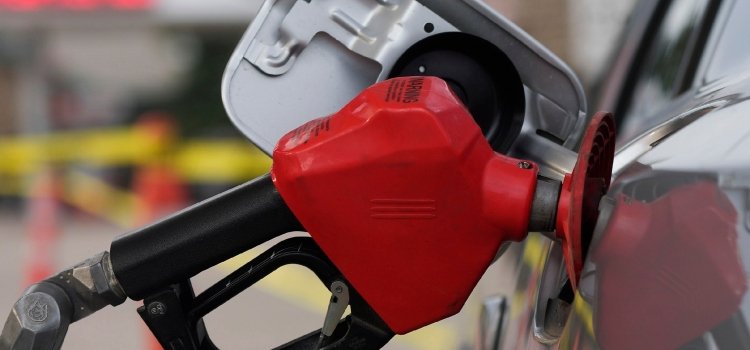 Precio de la gasolina volvió a subir $600 en julio y superó los $13.000 por galón en varias ciudades