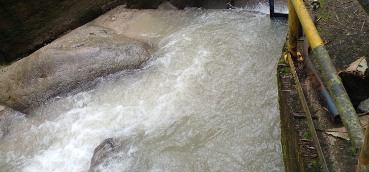 IBAL atiende daño en la tubería que capta agua de la bocatoma Chembe