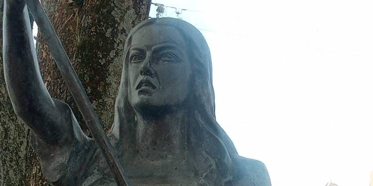 Monumento a “La Pola” fue cambiado de lugar para que lo puedan ver