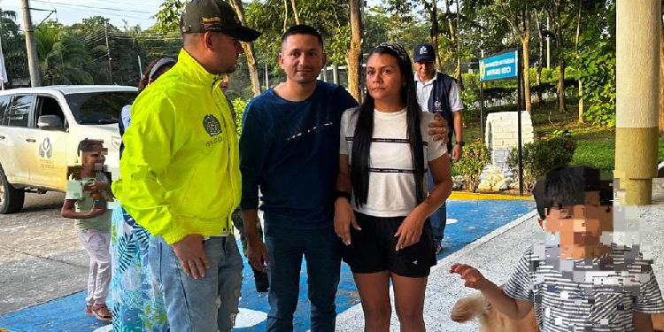 Regresó a la libertad la Sargento Karina Ramírez, sus hijos y su mascota