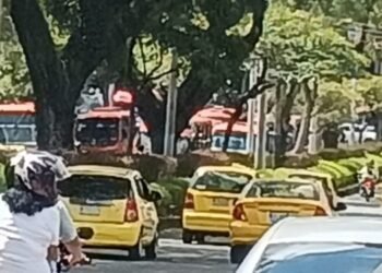 Con caravanas de seguridad, la Policía Nacional garantiza la libre movilidad para conductores de buseta que decidan prestar el servicio