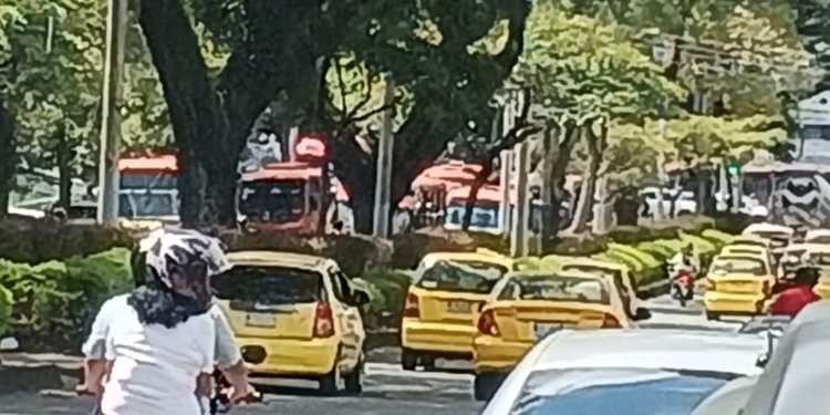 Con caravanas de seguridad, la Policía Nacional garantiza la libre movilidad para conductores de buseta que decidan prestar el servicio
