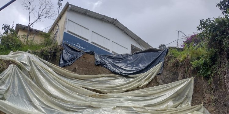 Vereda “El Retiro” tiene su escuela en el aire, un derrumbe la dejó en riesgo de caer