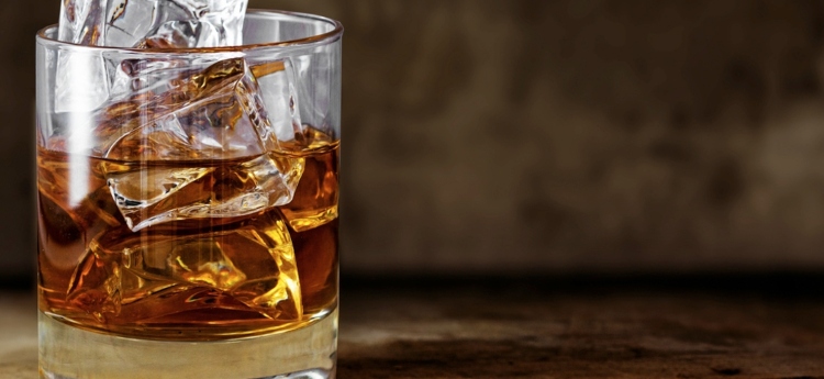 Ladrones se robaron $40 millones de una dulcería y 6 botellas de whisky para celebrar