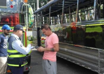 Prohíben menores en ‘chivas rumberas’ y ambientes asociados al alcohol y alucinógenos en Ibagué