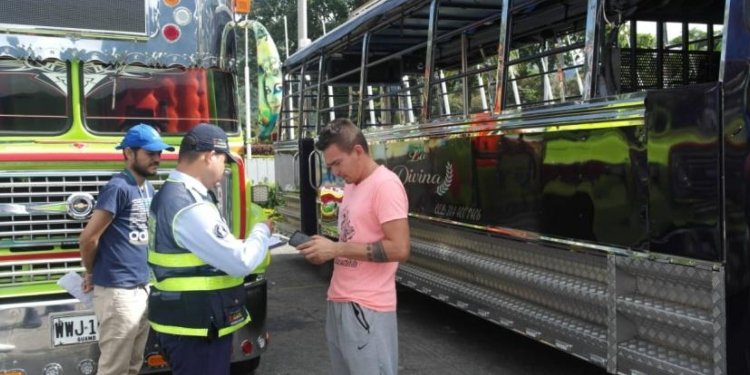 Prohíben menores en ‘chivas rumberas’ y ambientes asociados al alcohol y alucinógenos en Ibagué