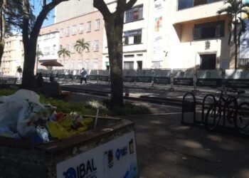 De fuente de agua a una fuente de basura frente a la Alcaldía
