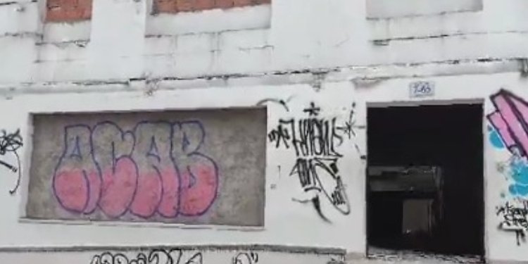 En una calle del cartucho se está  convirtiendo al barrio Interlaken por las ruinas del antiguo Medimas