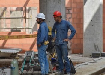 A paso lento avanzan las obras de los colegios en Ibagué por el paro de transportadores