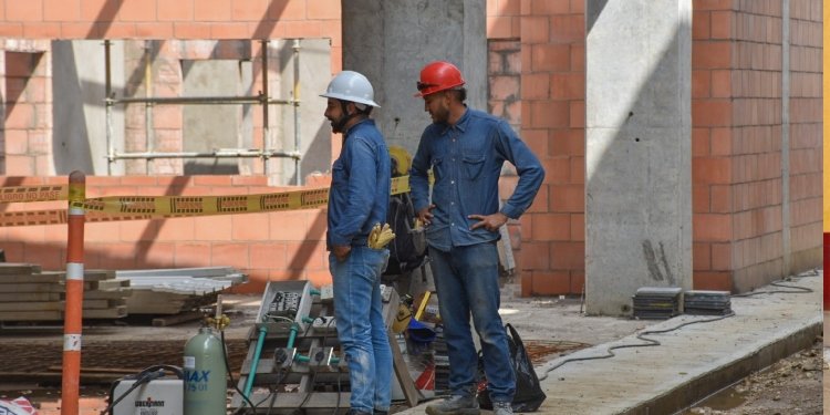 A paso lento avanzan las obras de los colegios en Ibagué por el paro de transportadores