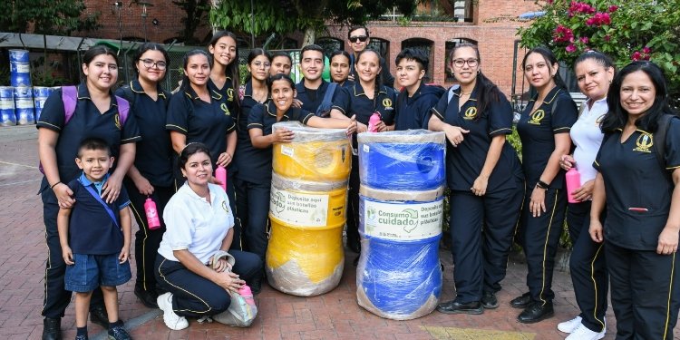 Cortolima impulsa el reciclaje en instituciones educativas con las Ecobotellas