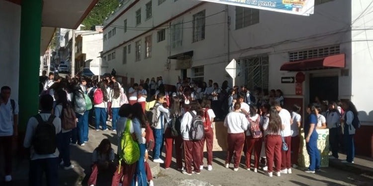 Estudiantes del colegio San José en Fresno protestan porque no fueron inscritos para las pruebas Icfes