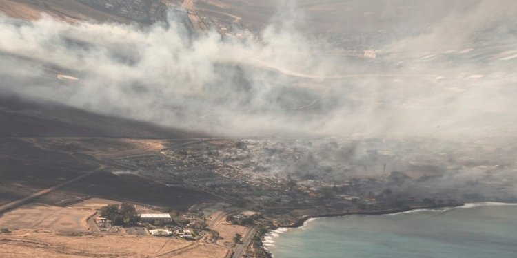 Incendio forestal que azota Hawái ya deja 55 personas fallecidas