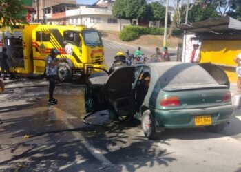 Vehículo se incendió en inmediaciones del cementerio San Bonifacio en Ibagué