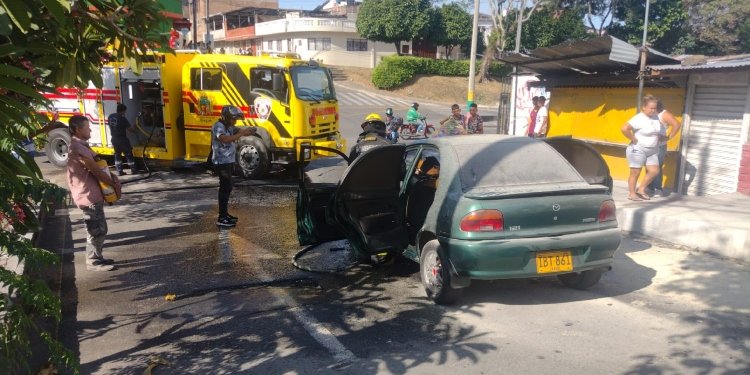 Vehículo se incendió en inmediaciones del cementerio San Bonifacio en Ibagué