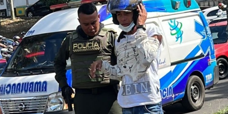 Presuntos ladrones robaron a un motociclista y los persiguió hasta detenerlos