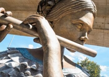 La Flautista es el monumento que embellece la glorieta de la calle 83 de Ibagué