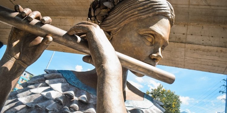 La Flautista es el monumento que embellece la glorieta de la calle 83 de Ibagué