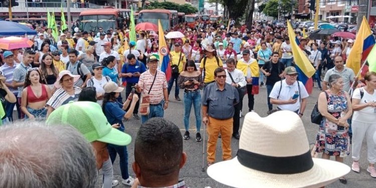 Sindicatos y transportadores realizan protestaron contra la Administración Municipal