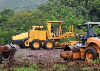 Con maquinaria amarilla alquilada avanzan los trabajos de recuperación vial en la zona rural de Ibagué