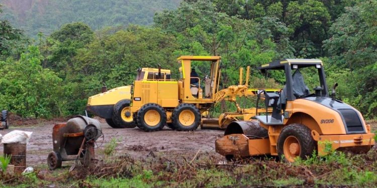 Con maquinaria amarilla alquilada avanzan los trabajos de recuperación vial en la zona rural de Ibagué