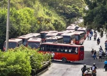 “Con los pies ampollados de tanto caminar para visitar a su esposo en un hospital”.  Drama que vive una ibaguereña