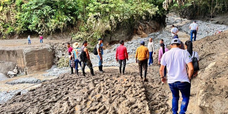 Habitantes de veredas incomunicadas de Rioblanco claman solidaridad para con ellos