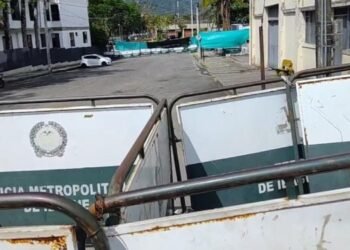 Denuncian que vallas de la Policía no permiten la libre circulación peatonal y vehicular en la calle 21 entre carrera 3 y Av. Ferrocarril