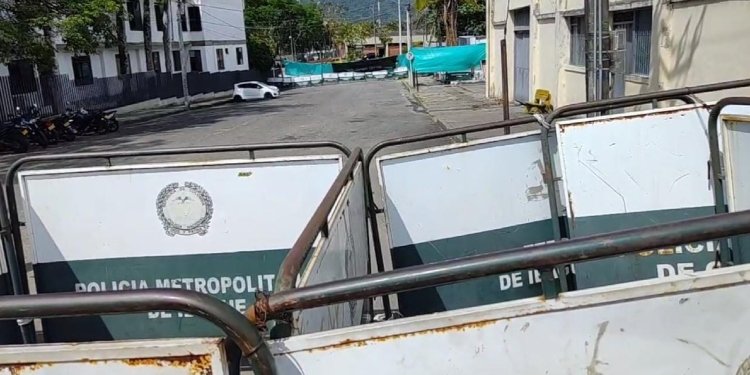 Denuncian que vallas de la Policía no permiten la libre circulación peatonal y vehicular en la calle 21 entre carrera 3 y Av. Ferrocarril