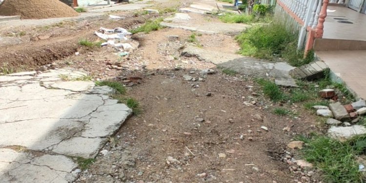 Con la vía destruida y un cráter en la mitad de ella viven los habitantes del barrio las Ferias en Ibagué