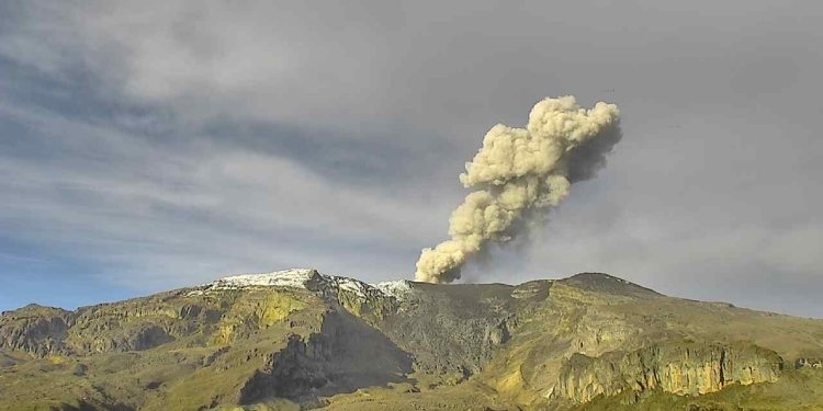 El Volcán Nevado del Ruiz volvió a poner en alerta a las poblaciones aledañas 
