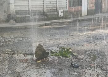 Habitantes del barrio Pueblo Nuevo en Ibagué afectados por fuga de agua